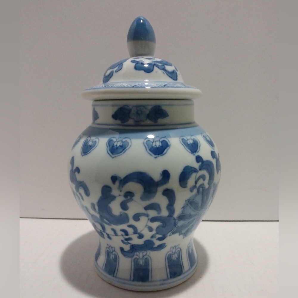 Vtg blue and white ginger jar. Hand painted.